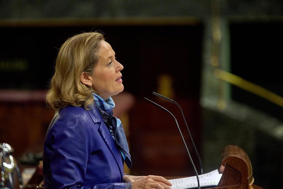 La vicepresidenta primera y ministra de Asuntos Económicos y Transformación Digital, Nadia Calviño, interviene durante una sesión plenaria, en el Congreso de los Diputados, a 15 de diciembre de 2022, en Madrid (España). El Pleno del Congreso debate seis