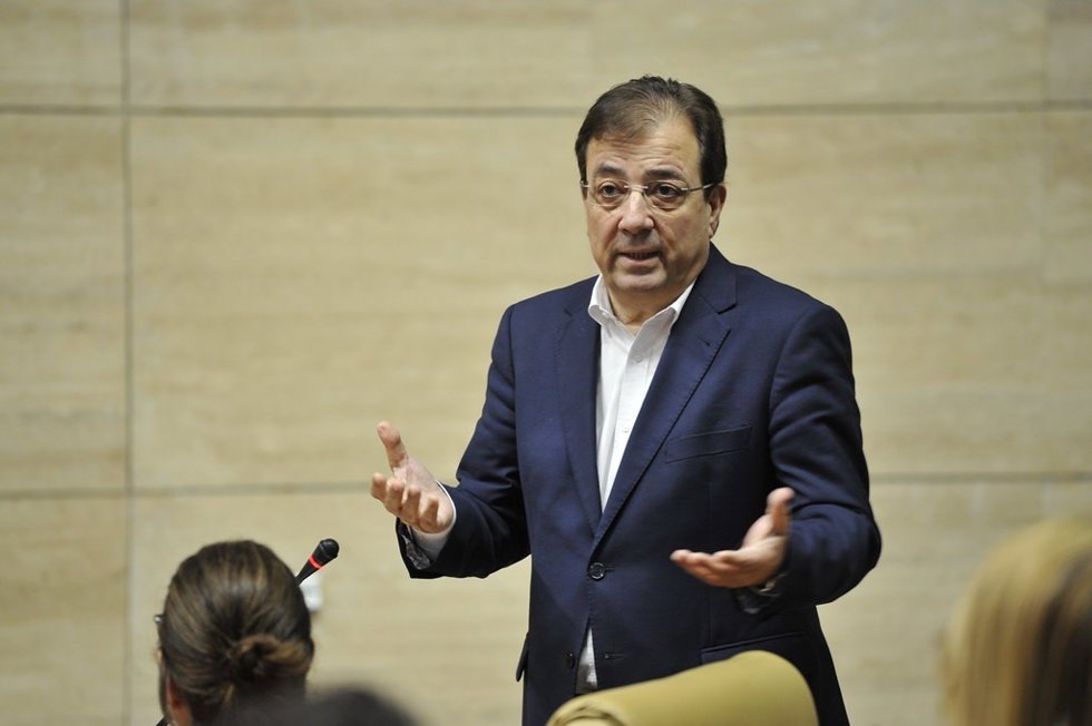 El presidente de la Junta de Extremadura, Guillermo Fernández Vara, en el pleno de la Asamblea