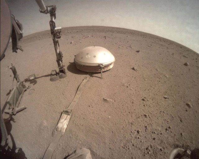 El sismómetro abovedado del Rover InSight de la NASA midió el mayor seísmo de Marte.