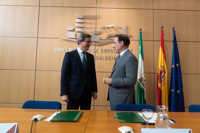 El Consejero de Política Industrial y Energía Jorge Paradela Gutiérrez (i) junto al presidente de la Confederación de Empresarios de Andalucía (CEA), Javier González de Lara (d).