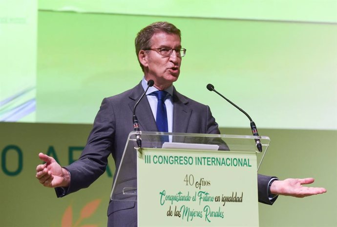 El presidente del Partido Popular, Alberto Núñez Feijóo, participa en el III Congreso Internacional de la Asociación de Familias y Mujeres del Medio Rural (AFAMMER), en el Hotel Auditórium, a 14 de diciembre de 2022, en Madrid (España). 