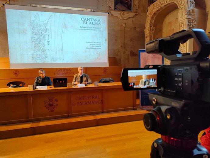 El canónigo Jorge García (i) y el catedrático Michael Noon (d) en la presentación del sello discográfico 'Cathedralis' en Salamanca.