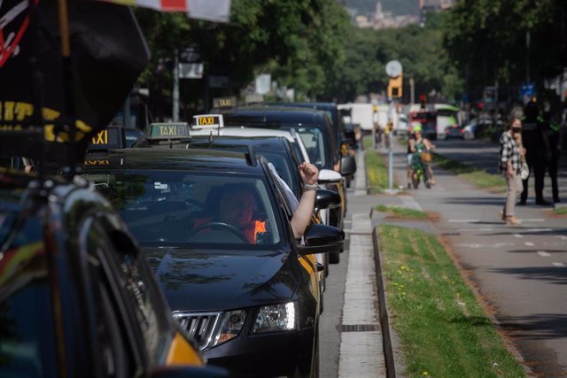 Archivo - Marcha lenta de taxistas contra los VTC, a 18 de mayo de 2022, en Barcelona, Catalunya (España). 