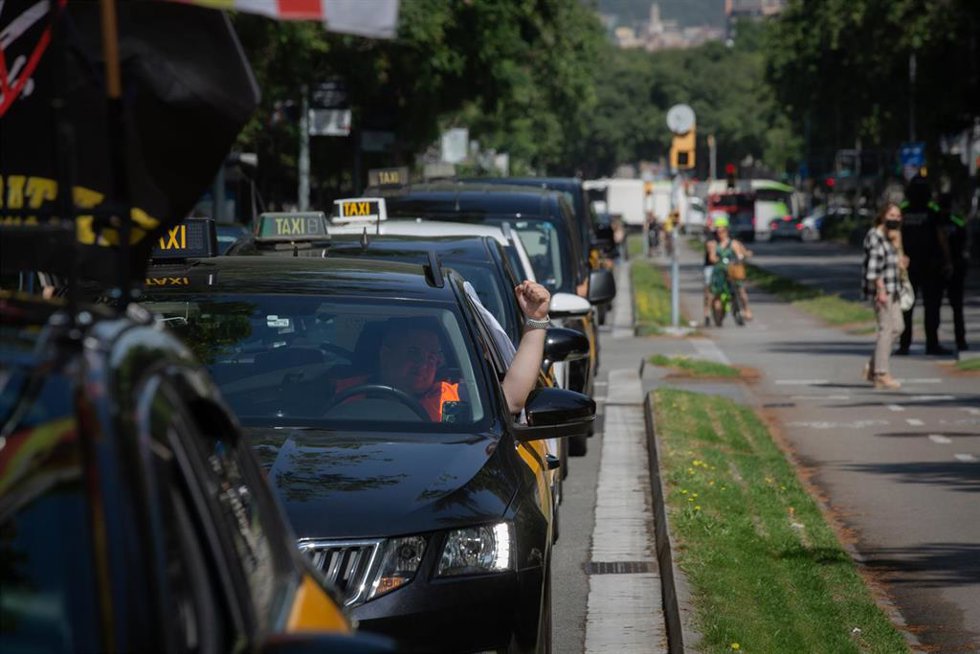 Archivo - Marcha lenta de taxistas contra los VTC, a 18 de mayo de 2022, en Barcelona, Catalunya (España).
