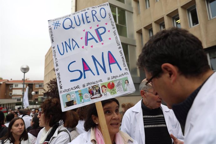 Una mujer sujeta un cartel en el que se lee: 'Quiero una ap sana'