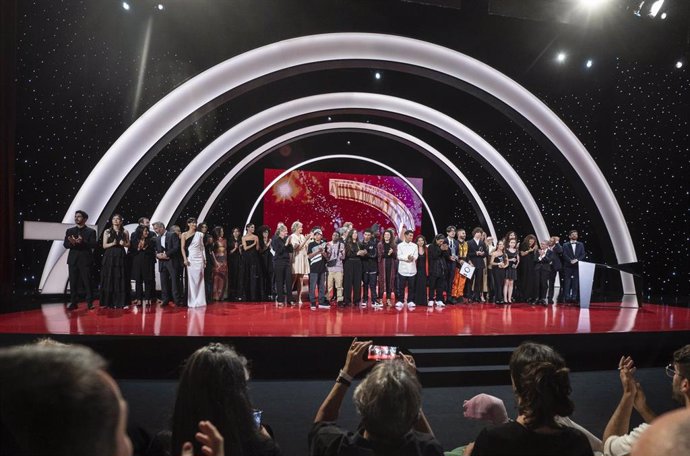 Archivo - El equipo ganador de la Concha de Oro, la película 'Los reyes del mundo' recibe el galardón durante la Gala de clausura del Festival de San Sebastián