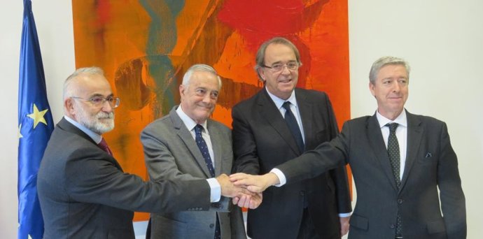 El consejero de Hacienda del Gobierno de Aragón, Carlos Pérez Anadón; el presidente de las Cortes de Aragón, Javier Sada; el Lugarteniente del Justicia de Aragón, Javier Hernández; y el presidente de la Cámara de Cuentas, Alfonso Peña