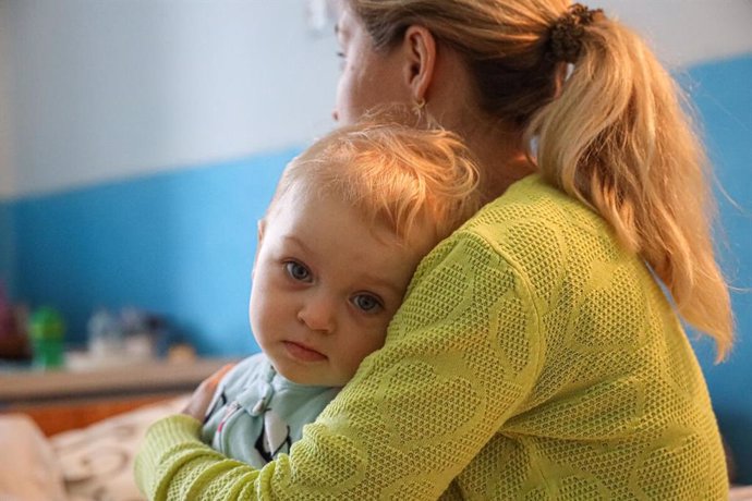 Olga, de 31 años, y su hijo David, de 1 año y 3 meses, huyeron en coche de Kiev. David empezó a encontrarse mal y a tener fiebre. Ahora se encuentran en el sur de Ucrania, donde están vigilando su salud.