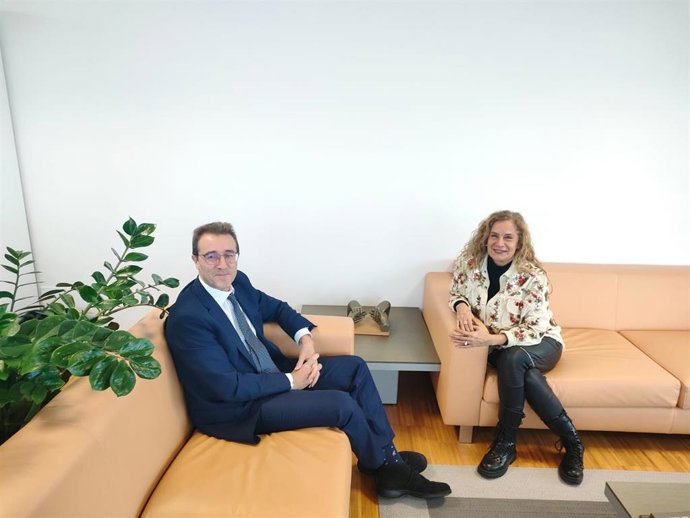 La presidenta de la Diputación de Pontevedra, Carmela Silva, mantiene una reunión con el presidente de la Audiencia Provincial de Pontevedra, Francisco Javier Menéndez Estebanez.