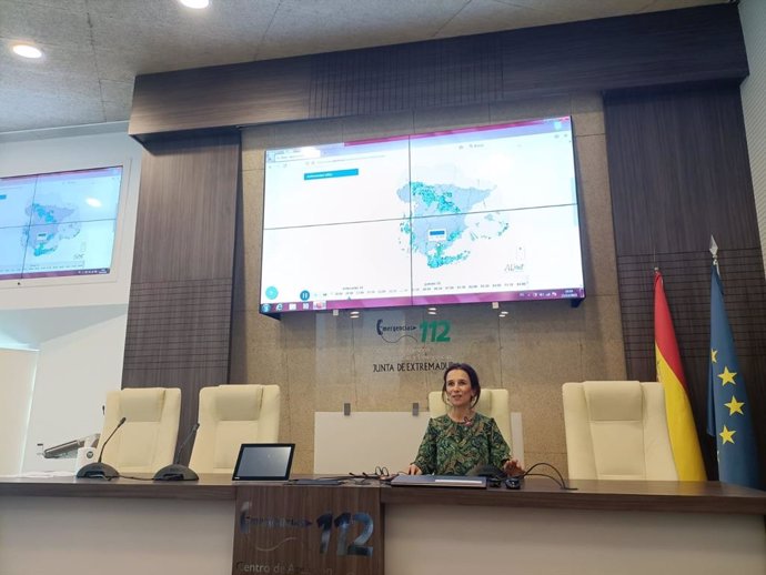 La directora general de Emergencias, Protección Civil e Interior, Nieves Villar, explicando la rebajada al nivel 0 del Plan INUNCAEX este jueves en la sede del 112 Extremadura
