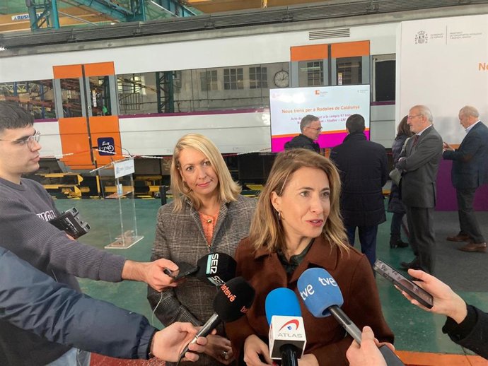 La ministra de Transportes, Movilidad y Agenda Urbana, Raquel Sánchez, y la delegada del Gobierno en Catalunya, Maria Eugnia Gay.