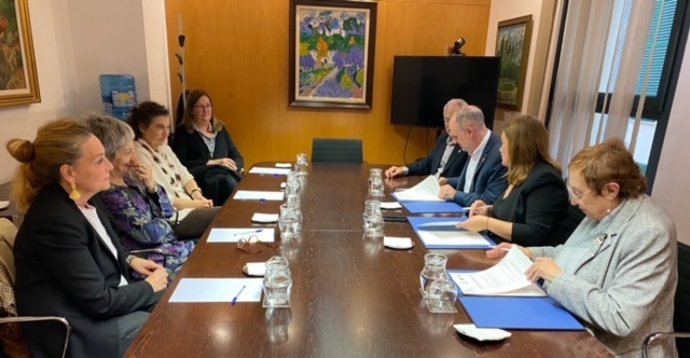 La directora del IBDona, Maria Duran, el rector de la UIB, Jaume Carot, y la consellera de Presidencia, Función Pública e Igualdad, Mercedes Garrido, junto a varios profesores y miembros de la UIB, en la firma del convenio.