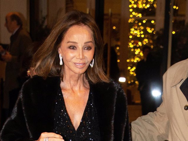 Isabel Preysler, radiante en una fiesta de Navidad en la capital