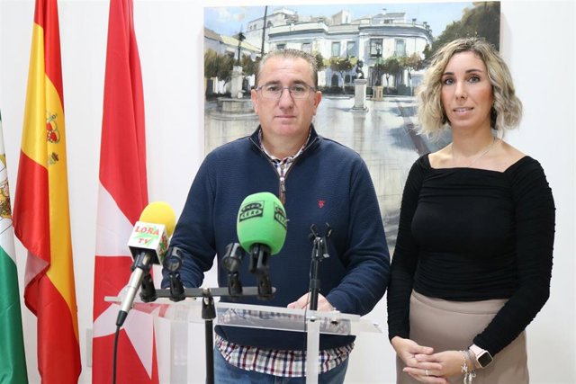 El concejal delegado de Hacienda del Ayuntamiento de Lora del Río (Sevilla), Miguel Ángel Rosa, con la concejal de Agricultura, Alba Oliver Hierro.
