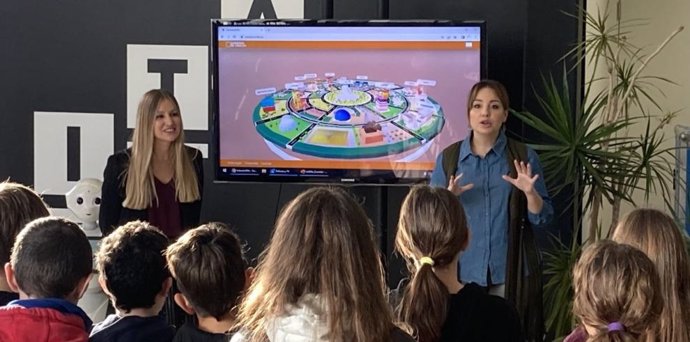 La consejera de Ciencia, Universidad y Sociedad del Conocimiento del Ejecutivo aragonés, Maru Díaz, explica el proyecto a los alumnos  del colegio Catalina de Aragón.