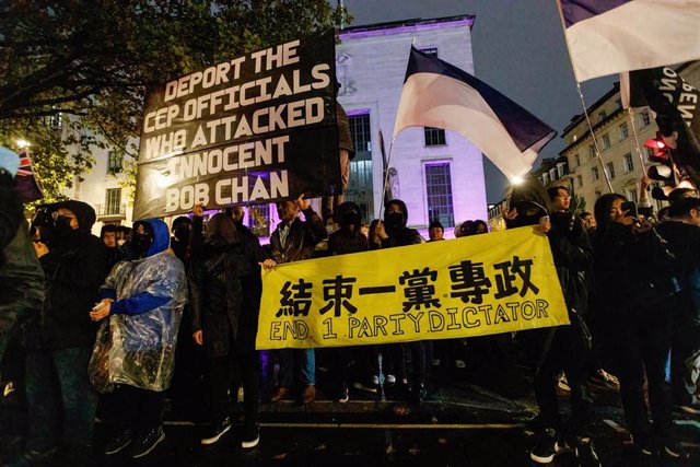 Archivo - Protesta en Londres contra el asalto registrado en el Consulado de Mánchester.