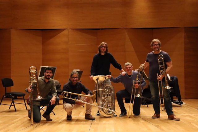 Quinteto de viento metal compuesto por profesores de la ROSS.