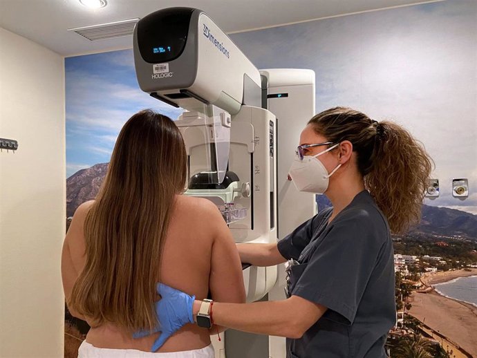 Realización de una mamografía en el Hospital Quirónsalud Marbella