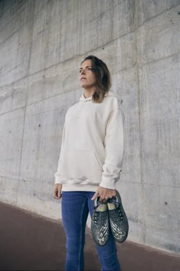 La jugadora del Real Madrid Claudia Zornoza, imagen de las nuevas botas de New Balance FURON STONE ISLAND.