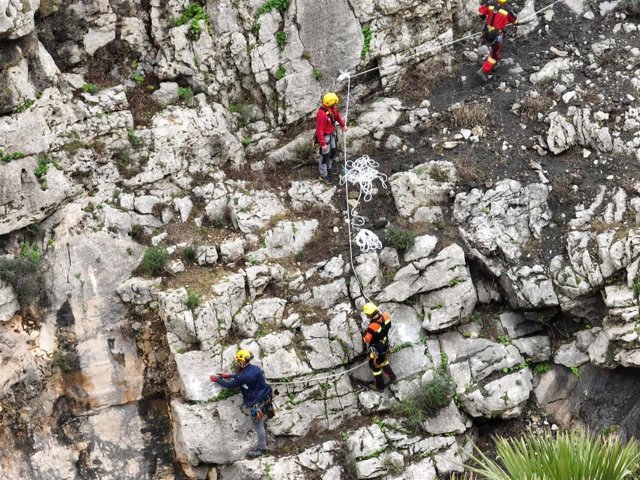 Operarios trabajan en el Caminito del Rey