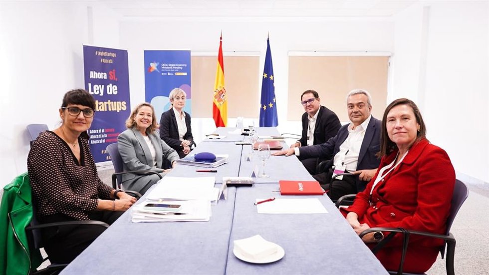 La Secretaria De Estado De Telecomunicaciones, María González(Primera Por La Izquierda); La Vicepresidenta Primera, Nadia Calviño (2I), Se Reúnen Con Representantes De Adigital, Ametic Y Digitales En Gran Canaria