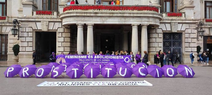 El Front Abolicionista se concentra frente al Ayuntamiento de Valncia para denunciar el "incumplimiento" del "compromiso abolicionista" del consistorio.