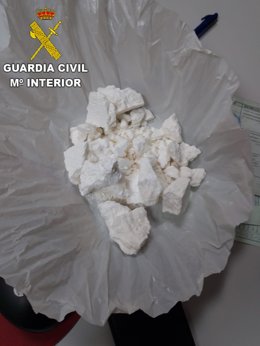 La Guardia Civil detiene a una persona por portar más de 180 gramos de cocaína ocultos.