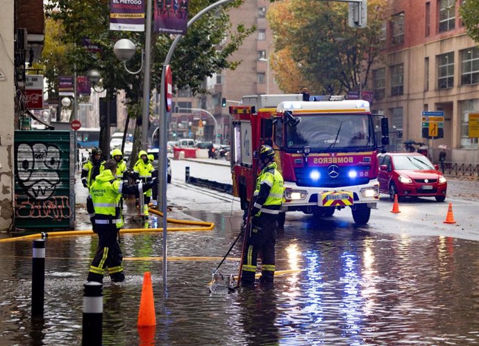 Bomberos evacúan una balsa de agua de una gasolinera, en la Avenida de la Ciudad de Barcelona, a 14 de diciembre de 2022, en Madrid (España). 