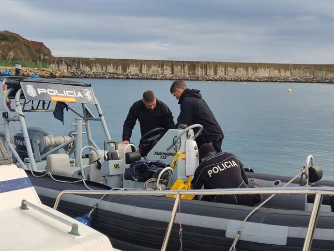 Agentes de los GEO preparan el material para iniciar el segundo día de búsqueda de la desaparecida Sandra Bermejo en el Cabo de Peñas.