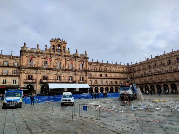 Instalación del camión escenario y desmontaje de la campana navideña este jueves en la Plaza Mayor de Salamanca.
