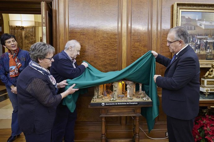 Imagen del Nacimiento en el despacho de Maya.