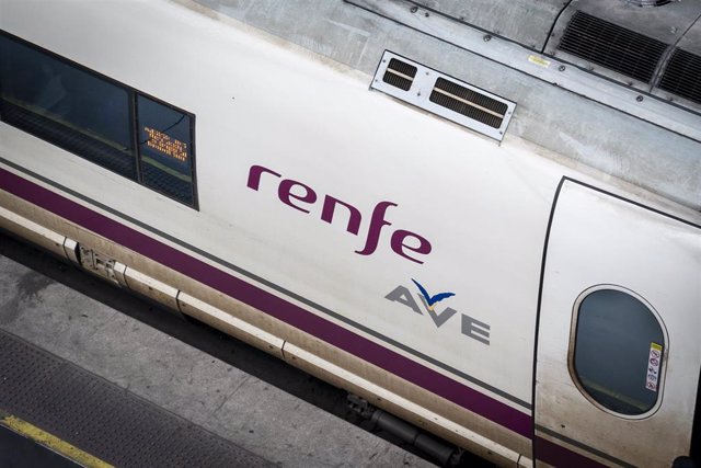 Un AVE de Renfe estacionado en una de las vías de la estación Puerta de Atocha-Almudena Grandes con motivo del inicio del Puente de la Constitución, a 2 de diciembre de 2022, en Madrid (España). Renfe ofrece más de un millón y medio de plazas en sus trene