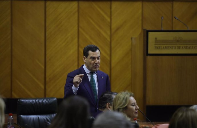 El presidente de la Junta, Juanma Moreno, responde a la portavoz de Por Andalucía, Inmaculada Nieto, en el Parlamento andaluz.