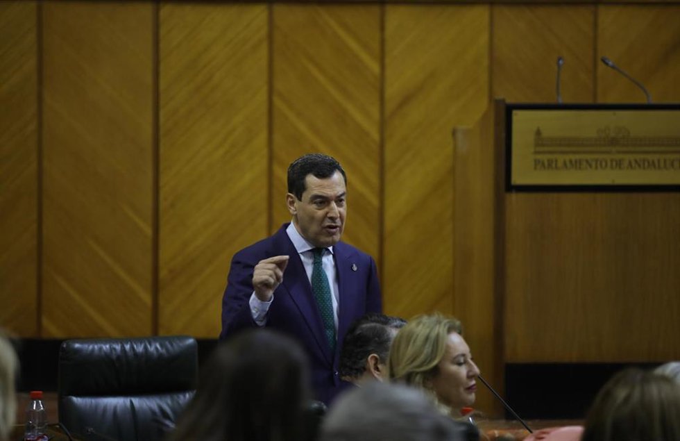 El presidente de la Junta, Juanma Moreno, responde a la portavoz de Por Andalucía, Inmaculada Nieto, en el Parlamento andaluz.