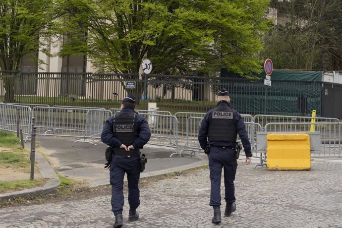Archivo - Imagen de archivo de varios agentes de la Policía francesa en París.