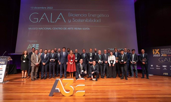 Caja Rural de Asturias recibe el premio nacional de eficiencia que entrega la Asociación de Eficiencia Energética A3E por su nuevo modelo sostenible de oficinas. El premio fue recogido por el responsable de inmovilizado, Pablo Rendueles, en la gala.