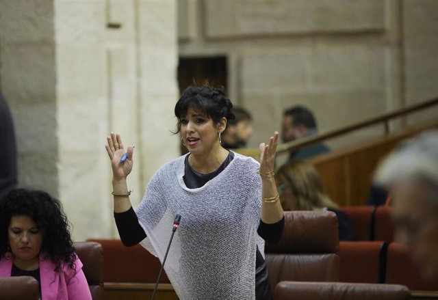 La portavoz de Adelante Andalucía, Teresa Rodríguez, este jueves en el Parlamento en su pregunta al presidente de la Junta.