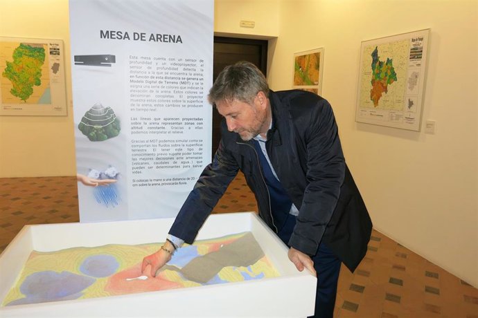 El consejero de Vertebración del Territorio, Movilidad y Vivienda del Gobierno de Aragón, José Luis Soro, en la exposición 'Aragón: Cartografía e Información Geográfica', el último día que se puede visitar.