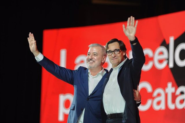 El líder del Partido Socialista de Cataluña (PSC), Salvador Illa (d), y el candidato a la alcaldía de Barcelona por el PSC, Jaume Collboni, en el Palacio de Congresos de Barcelona, a 11 de diciembre de 2022, en Barcelona, Catalunya (España). Sánchez parti