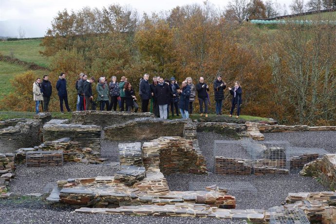 Mitma inaugura las obras de emergencia y consolidación del Yacimiento Arqueológico del Chao Samartín en Grandas de Salime