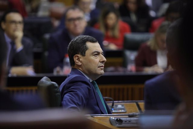 El presidente de la Junta de Andalucía, Juanma Moreno, en el Pleno del Parlamento andaluz.