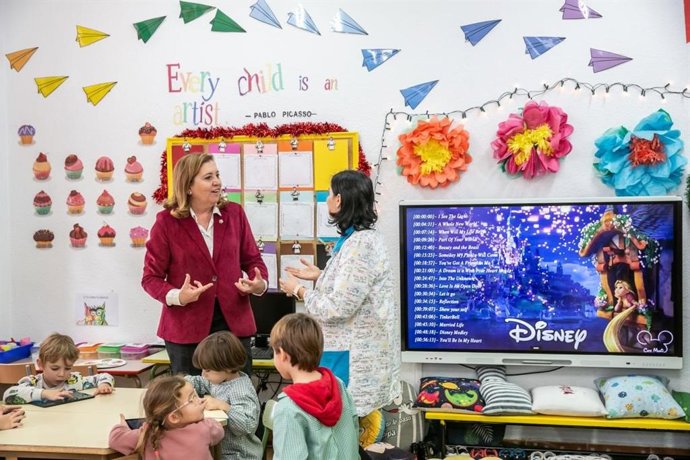 La consejera durante una visita al CEIP 'Garcilaso de la Vega' de Toledo.