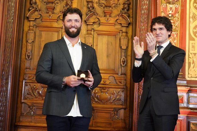 El diputado general de Bizkaia, Unai Rementeria, entrega a Jon Rahm el galardón Ilustre de Bizkaia
