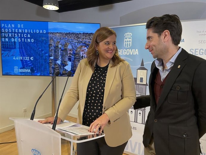 La alcaldesa de Segovia, Clara Martín, y el concejal de Turismo, Miguel Merino.