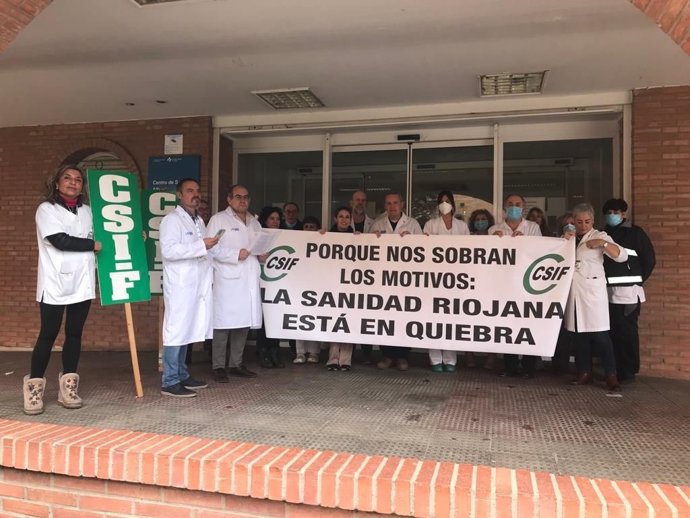 Tercera concentración contra la quiebra de la sanidad convocada por CSIF en el centro de salud de Alfaro