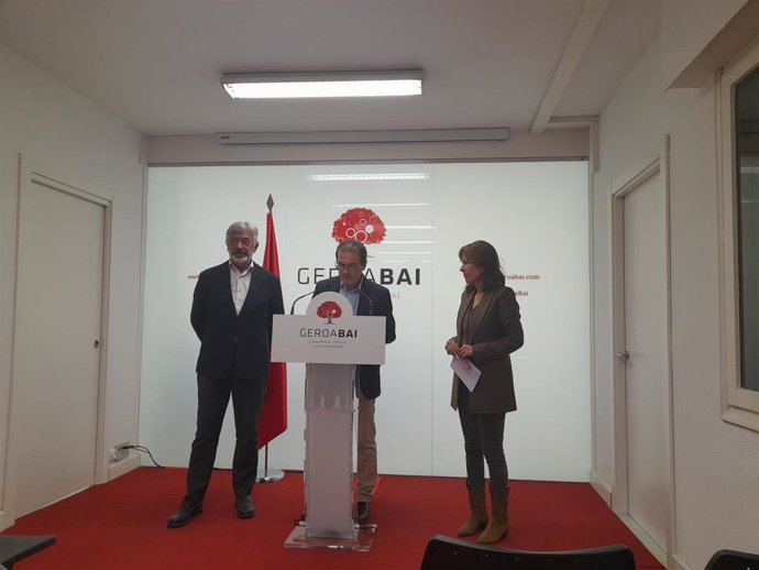 Koldo Martínez, Uxue Barkos y Mikel Asiain, durante la rueda de prensa