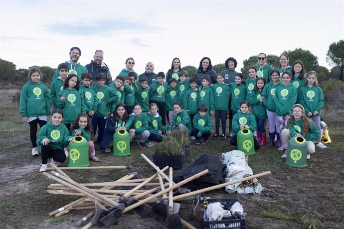 Estudiantes de Hinojos en la jornada de plantación de árboles.