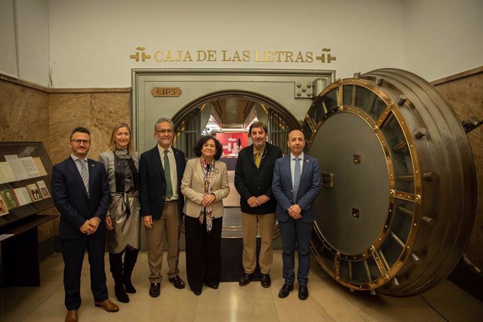 La Universidad de Granada deposita en la Caja de las Letras del Instituto Cervantes un legado con sus cinco siglos de historia