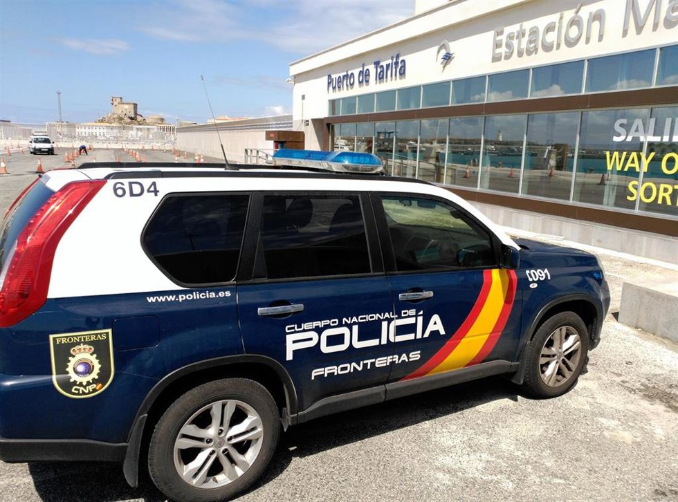 Archivo - Coche de Policía en el puerto de Tarifa
