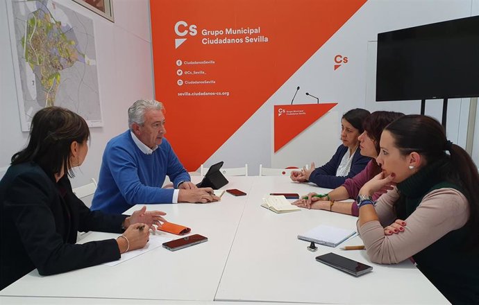 El portavoz de Cs en el Ayuntamiento, Miguel Ángel Aumesquet, en la reunión con servicios sociales municipales.